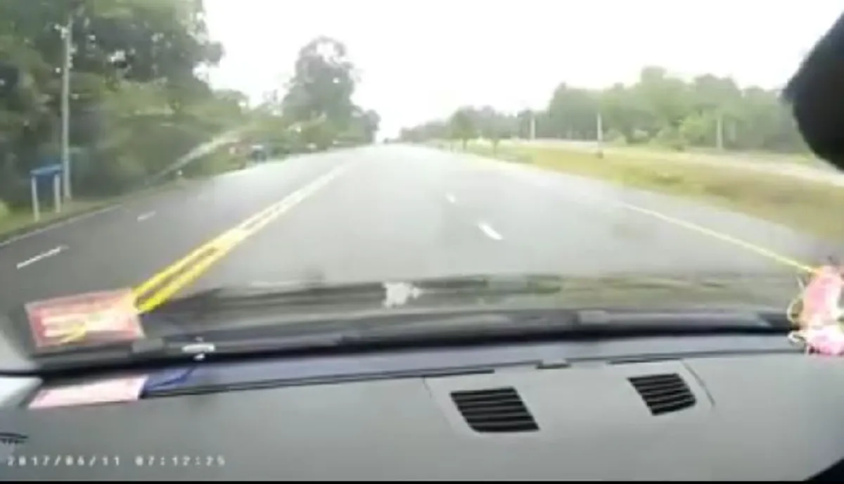 กูเกือบตายแล้วไหมไอ้เวร!! สาวหวิดดับ ขับรถอยู่ดีๆเจอรถบรรทุกปาดหน้า ฟังน้ำคำเดือดจัด “ผมไม่รับ” ดูมันทำ! (คลิป)