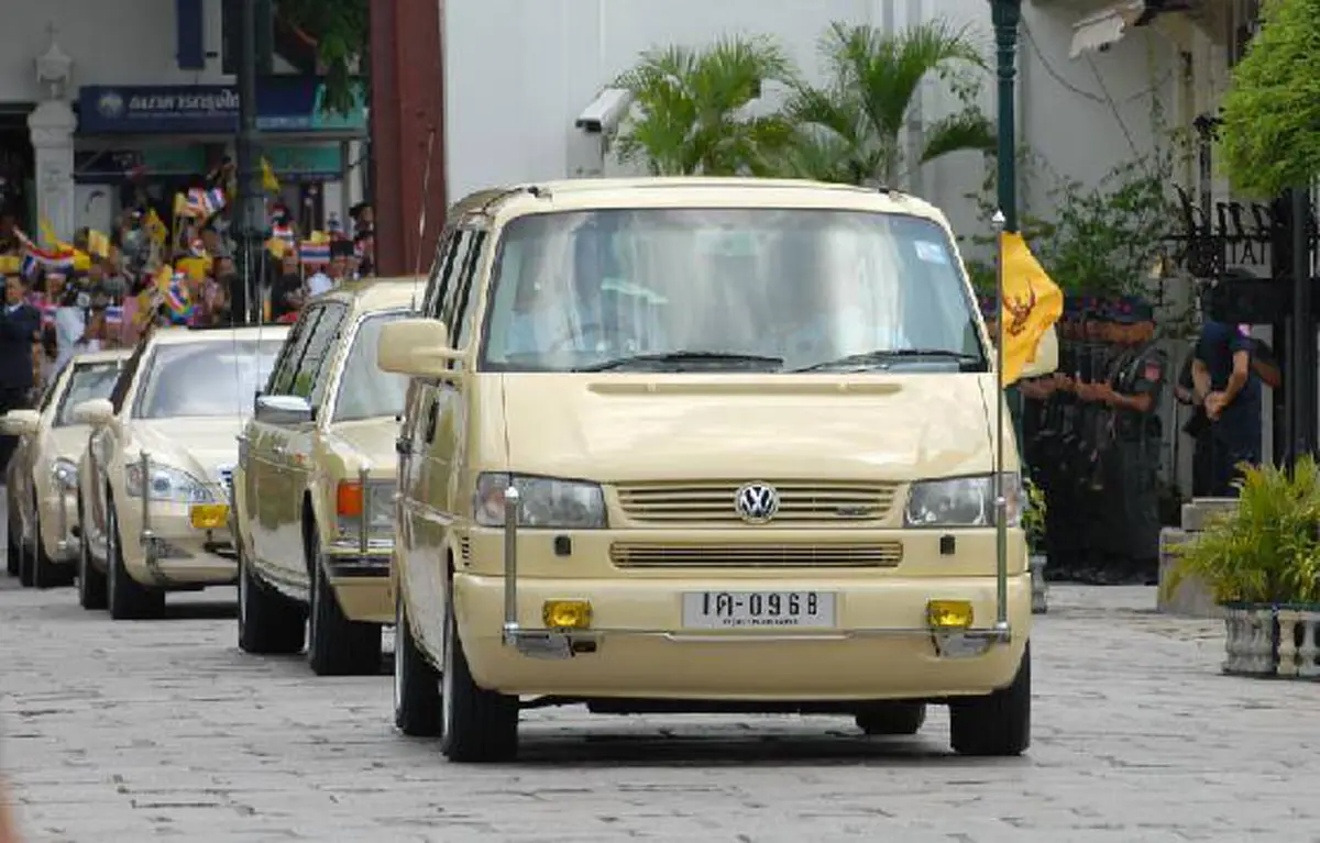 ทุกคันงามสง่ามาก!!! เปิดภาพรถยนต์พระที่นั่งของ "ในหลวง ร.๙ " ที่บางคันน้อยคนจะได้ยลโฉมพร้อมรายละเอียด