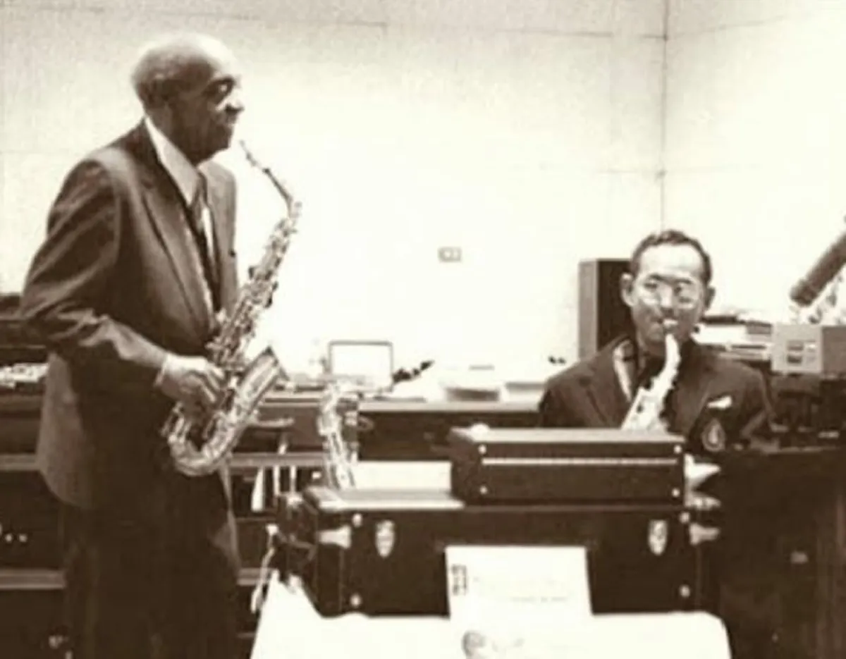 ยิ่งได้ฟังยิ่งซาบซึ้ง!! "แสงเทียน" เพลงพระราชนิพนธ์เพลงแรกโดย "ในหลวง ร.9" ที่คนไทยควรได้ฟัง!!