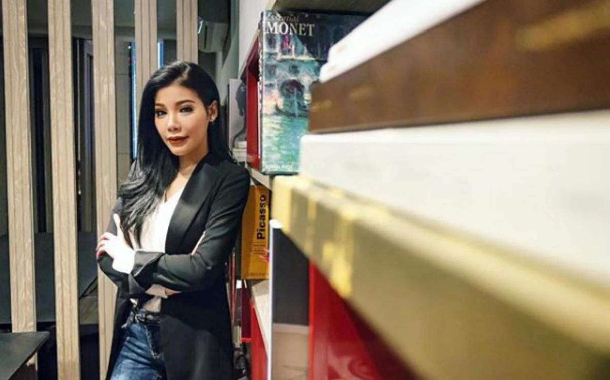 ทั้งประเทศไม่เคยรู้!! "พิธีกรสาวชื่อดัง" ดีกรีไม่ธรรมดา เรียนจบต่างประเทศ แถมมีแฟนเป็นชาวต่างชาติ หล่อไม่แพ้หนุ่มไทย ถึงกับขยี้ตารัวๆ !! (ช