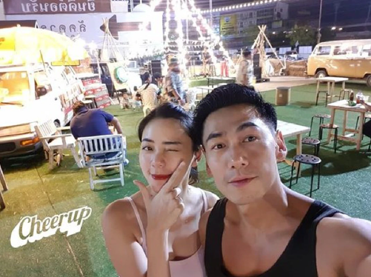 แทบไม่อยากเชื่อสายตา!!! ส่องชีวิต "นักแสดงชื่อดัง" มีเงินมหาศาล แต่ยังใช้ชีวิตติดดิน กินข้าวข้างทาง ทำเอาแฟนคลับแห่ชื่นชม! (ชมคลิป)