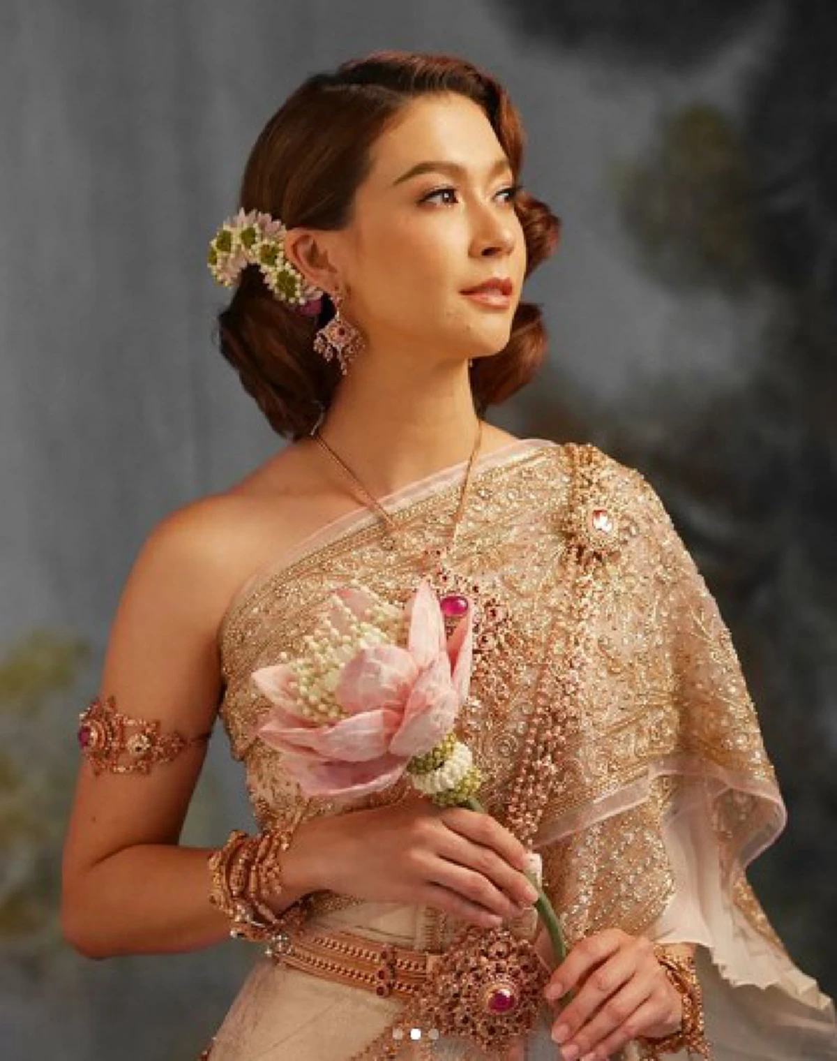 เฉิดฉายดั่งนางในวรรณคดี!!! ส่องภาพ "เอมี่ กลิ่นประทุม" สวมชุดไทย "พระราชนิยม" บอกเลยสง่างามจนมองตาไม่กระพริบ!