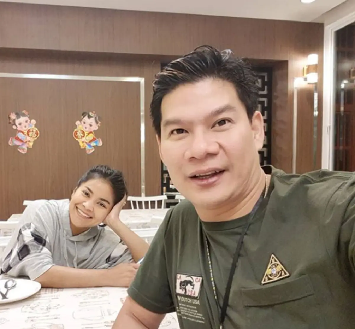 ล้วงลึกชีวิตคู่!!! "นุ้ย เชิญยิ้ม" เบื้องหน้าโดนแซ็วเป็นตลกเจ้าชู้ แต่ความจริงพลิกล็อคสุดๆ ถึงขั้นงัดหลักฐานเด็ดมาโชว์ ผมรักเมียยิ่งชีพ!?