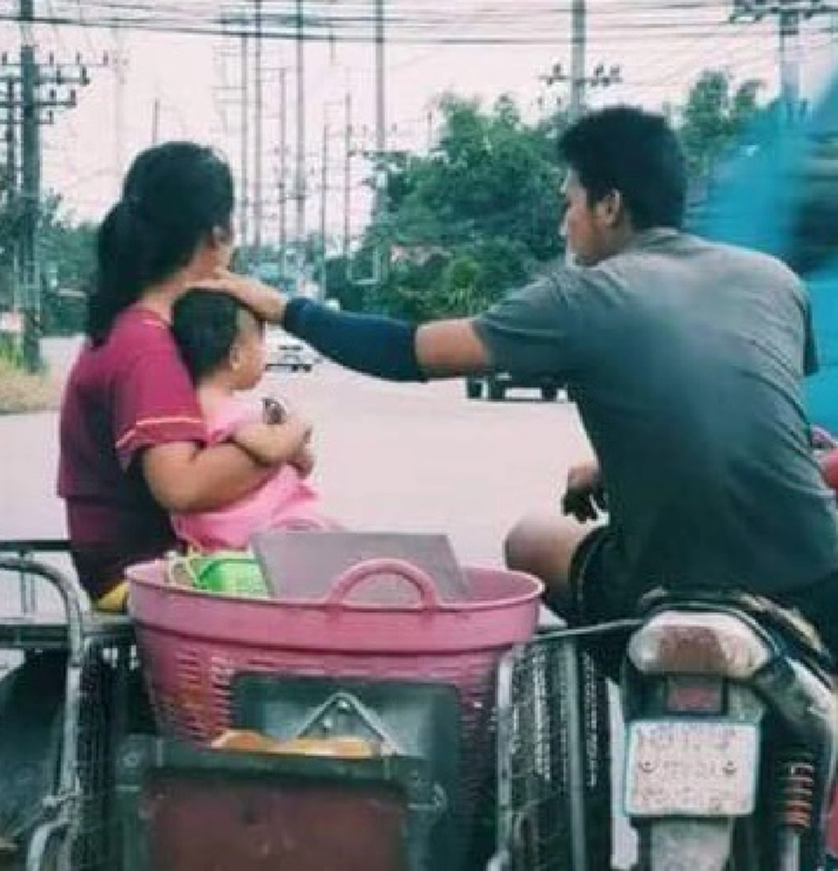 เห็นภาพแล้วโดนใจ "เสี่ยเต๊นท์รถ" โพสต์ตามหาหนุ่มสู้ชีวิต ขี่จยย.พ่วงข้าง ลูกเมียเป็นกำลังใจ ใครเจอที่ไหนแจ้งด่วน