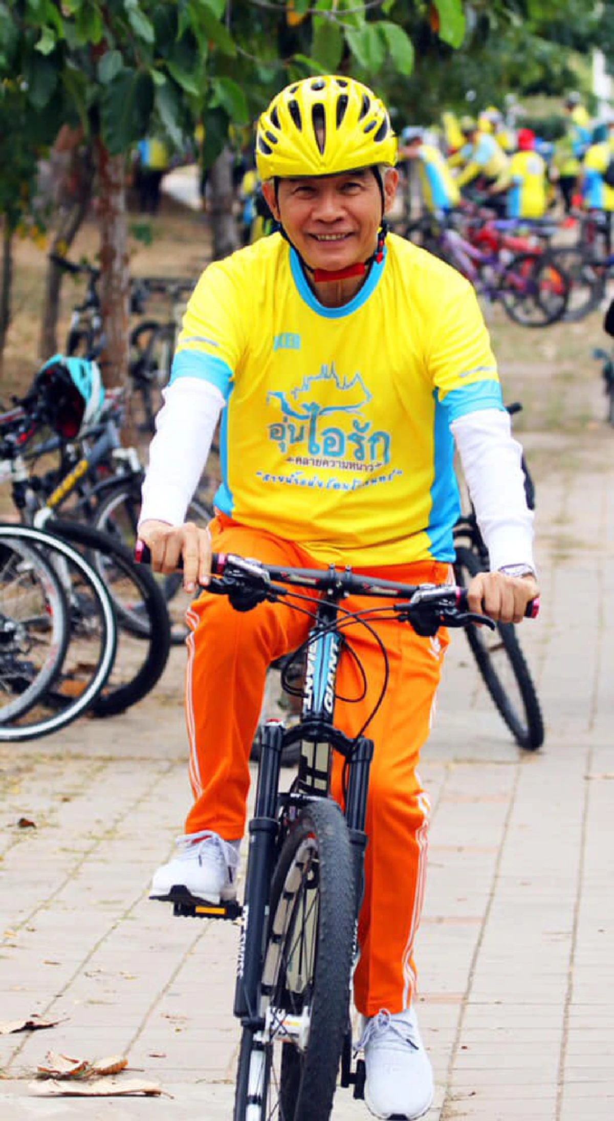 ภาพนักการเมือง ร่วมกิจกรรมBikeอุ่นไอรัก ทำคนไทยยิ้มกว้าง มีความสุข