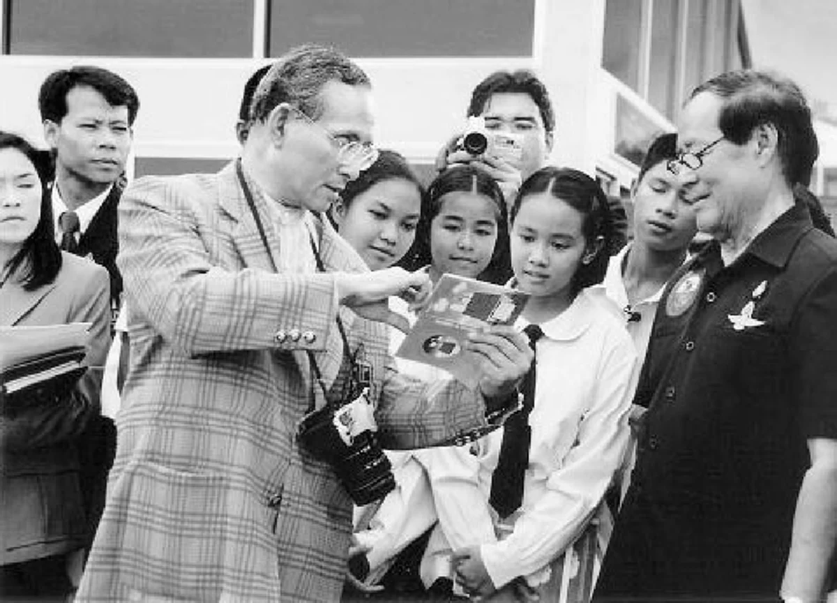 ย้อนชมภาพแห่งความคิดถึง !! "ในหลวงรัชกาลที่ ๙" ในวันถวายบังคมพระบรมศพ "ในหลวงรัชกาลที่ ๘" (รายละเอียด)