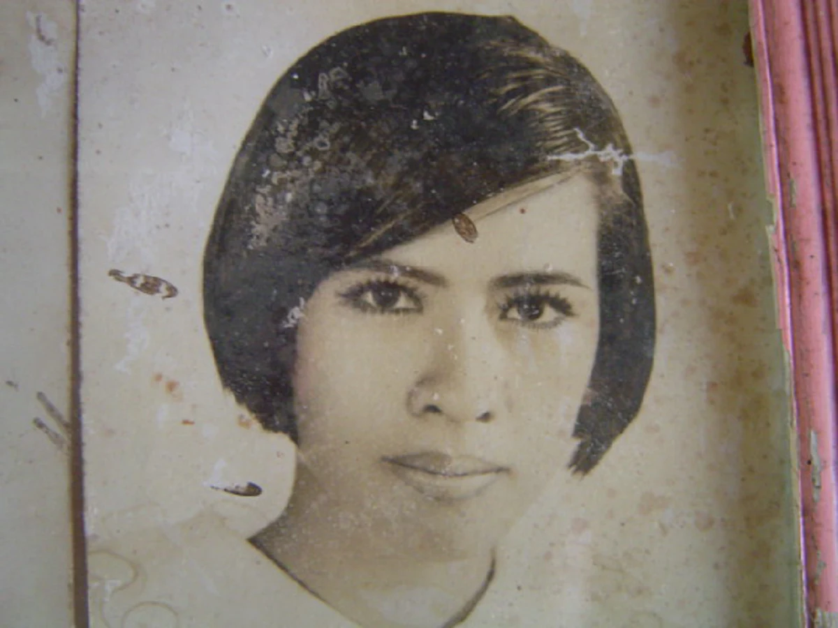 โศกนาฏกรรมแห่งความรัก!! ความรักบริสุทธิ์ของ "คนขับรถสองแถวกับแม่พิมพ์ของชาติ" เพราะฐานะต่างกัน จึงรักกันไม่ได้ สู่ตำนาน "สะพานรักสารสิน" !!