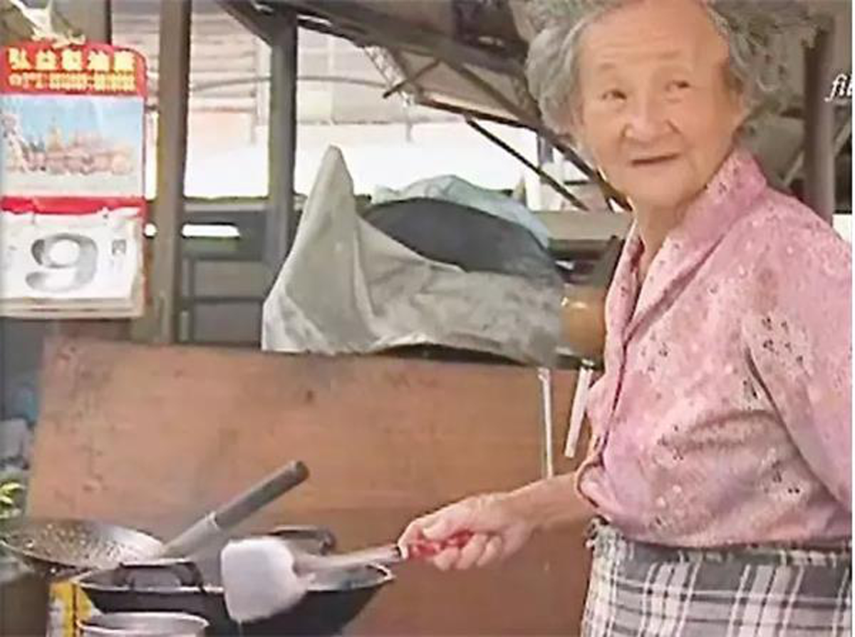 สุดซึ้งประทับใจ!!! อาม่ายอมขายอาหาร "ขาดทุน" เป็นเวลา 55 ปี จนเป็นหนี้ 2.5 ล้าน หลังเสียชีวิตคนมาร่วมงานกว่า 2,000
