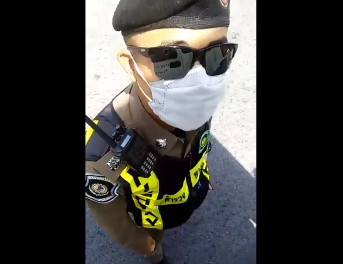 เดินหนีเเทบไม่ทัน?!! "ตร."ยืนดักโบก" รถบรรทุก"เส้นบางปะอิน..โวยวายเเหลกจะเอาผิดให้ได้?!! เจอคนจริงเถียงสู้ขาดใจ??กฏหมายเเน่น!! (คลิป)