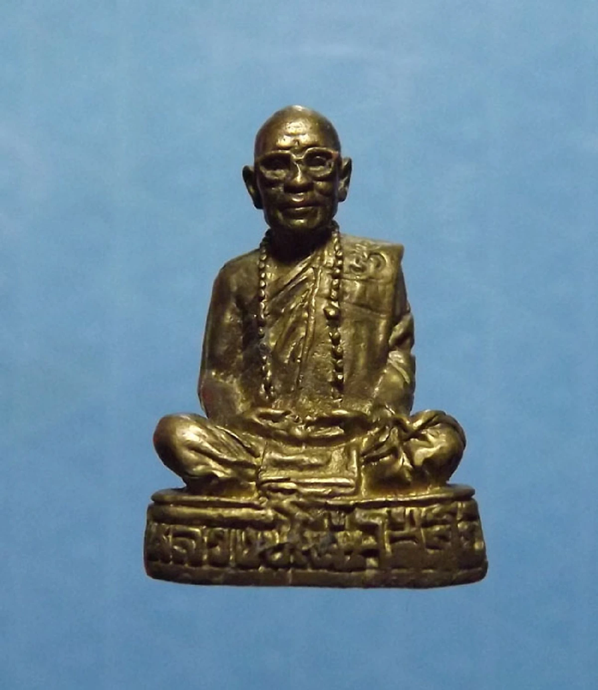 ด้วยบุญบารมีที่สูงล้น..ท้าวหิรัญพนาสูรมอบไม้เท้าอันศักดิ์สิทธิ์ "หลวงปู่โง่น โสรโย"ไว้ยามมีภัย..กันได้สารพัดอันตรายต่างๆนาๆ คุณวิเศษยิ่งนัก.