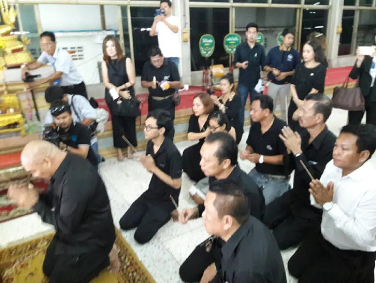 ช็อตต่อช็อต!! ประมวลภาพ "โหน่ง ชะชะช่า" จุดธูปไหว้ขอขมา หน้าโลงศพ "วิศวกร" ก้มกราบครอบครัวเหยื่อ ขอโทษแทนลูกชาย!!