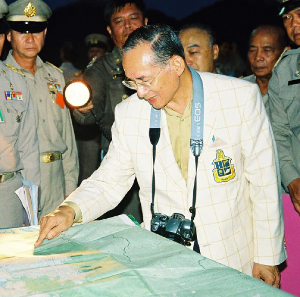 เป็นบุญตายิ่งนัก!! เผยภาพแผนที่ของในหลวงรัชกาลที่๙ ที่ท่านทรงถือจนเปื่อยยุ่ย ที่แต่ล่ะแผ่นนั้นท่านทรงหวงมาก(รายละเอียด)