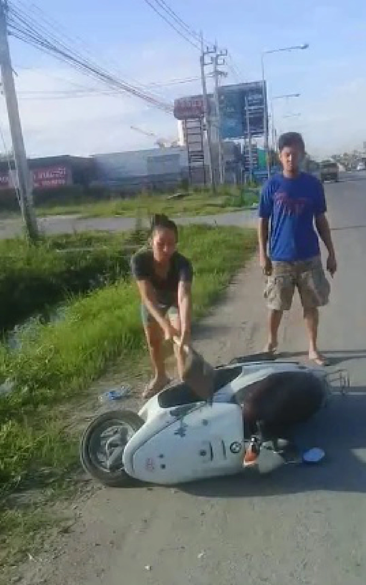 อารมณ์นี้มันสุดจริงๆ!!! สาวเดือดปุด ตร.เรียกจับ-ยึดรถ แฟนขี่ย้อนศรไปส่งลูก เอ่ยปากขอคืนไม่สำเร็จ บานปลายโดนพูดยั่ว...คว้าพลั่วทุบรถยับ??