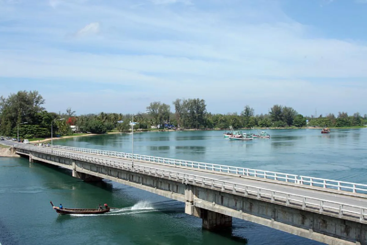 โศกนาฏกรรมแห่งความรัก!! ความรักบริสุทธิ์ของ "คนขับรถสองแถวกับแม่พิมพ์ของชาติ" เพราะฐานะต่างกัน จึงรักกันไม่ได้ สู่ตำนาน "สะพานรักสารสิน" !!