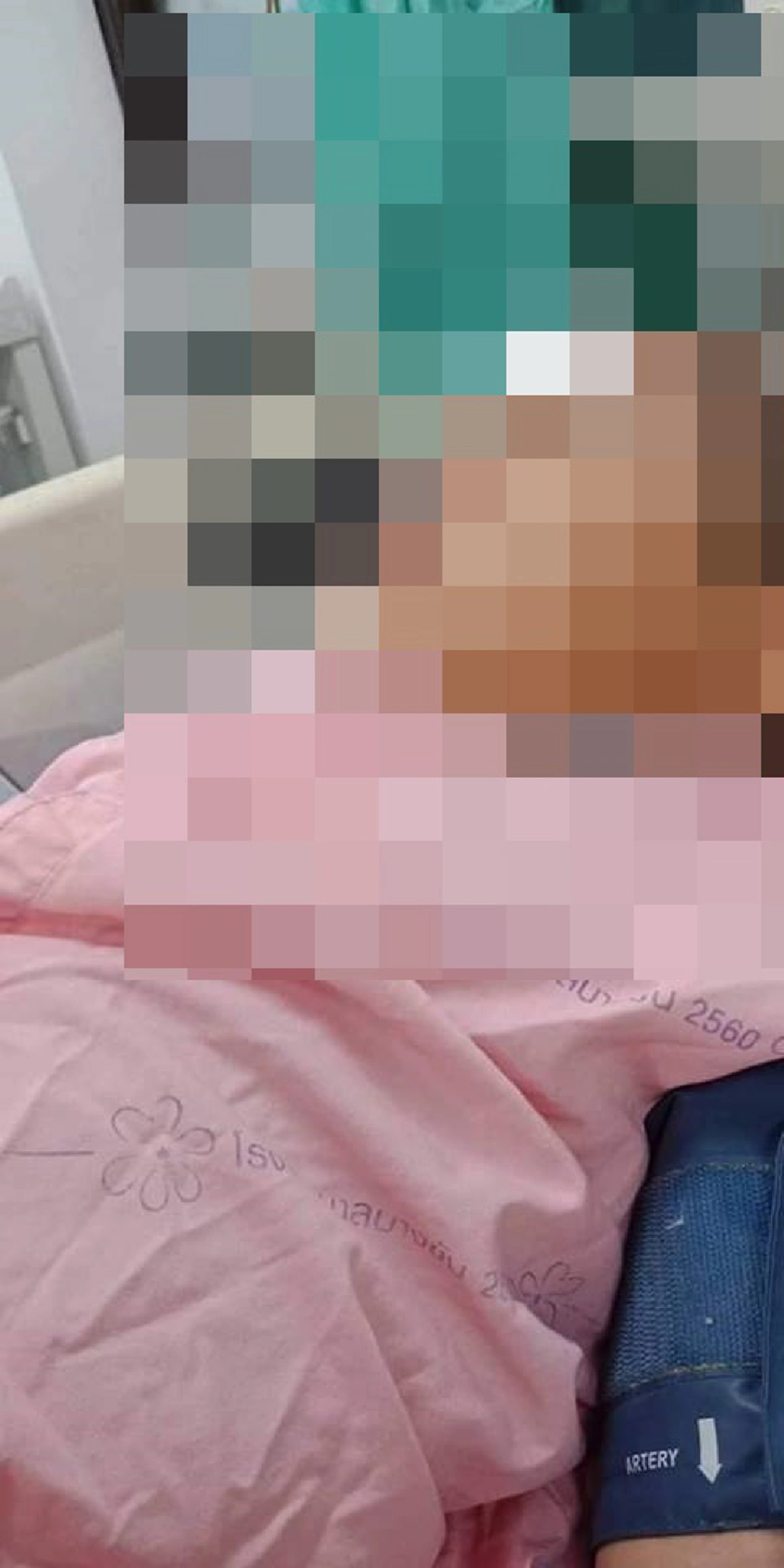 คลิปเด็กน้อยวัยแค่ 3ขวบหลุดมือแม่ วิ่งพรวดข้ามถนนตัดหน้ารถบรรทุกพ่วง18ล้อ(คลิป)