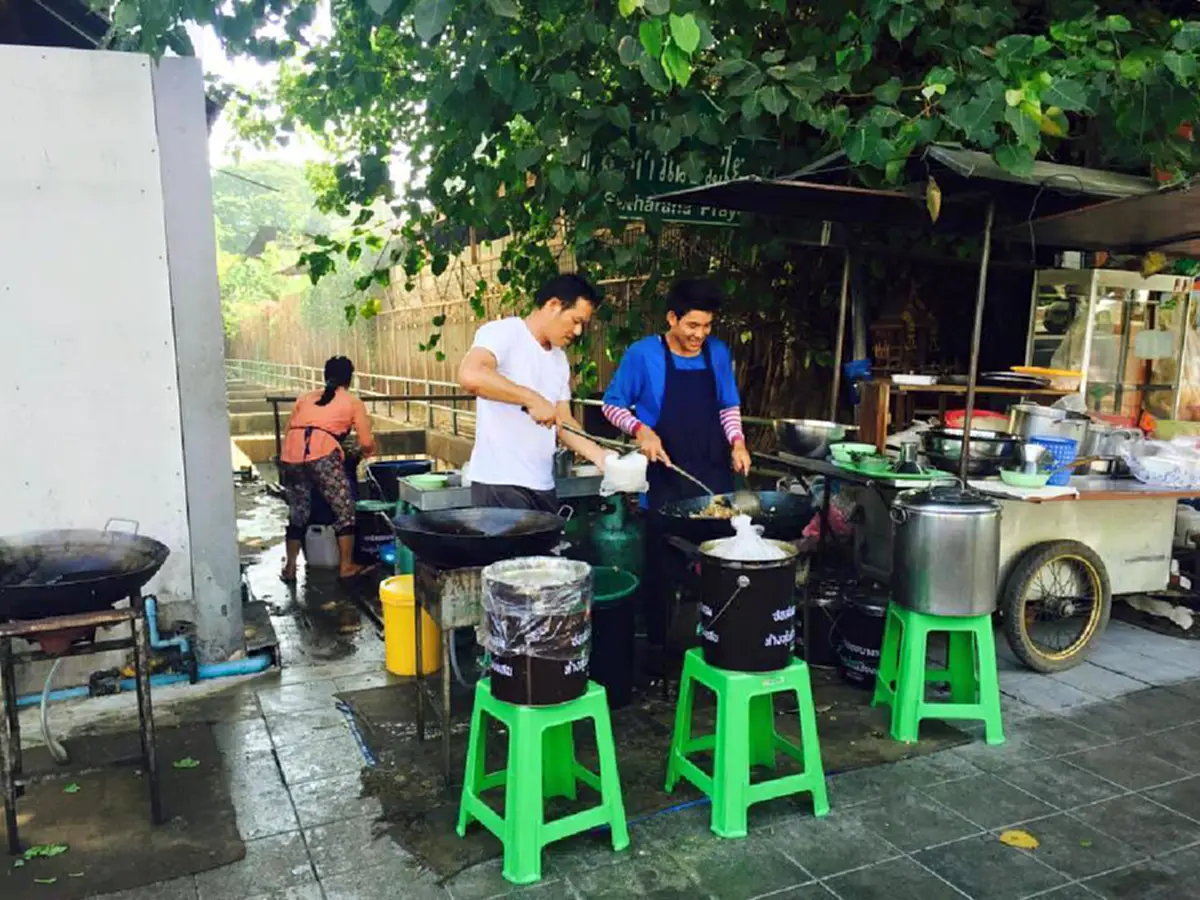 เพื่อครอบครัวทำได้ทุกอย่าง!! น่ายกย่องตำรวจสู้ชีวิต ขายราดหน้าหลังเลิกงาน เผยไม่อายทำกิน ทำงานสุจริตไม่คดโกงใคร