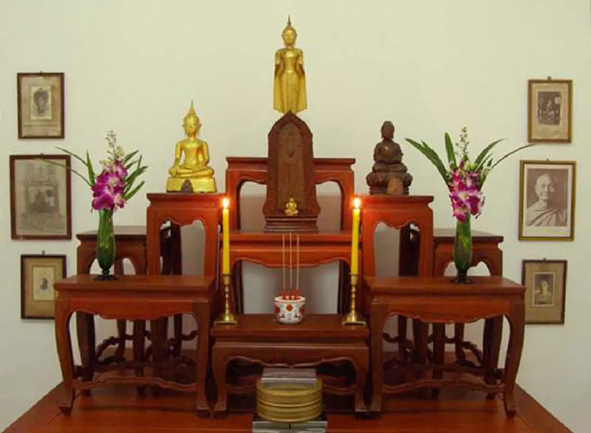 วางผิดที่ชีวิตเปลี่ยน!! เช็คด่วน 5 ตำแหน่งไม่ควรวางหิ้งพระ จะทำให้มีแต่ความเดือดร้อน