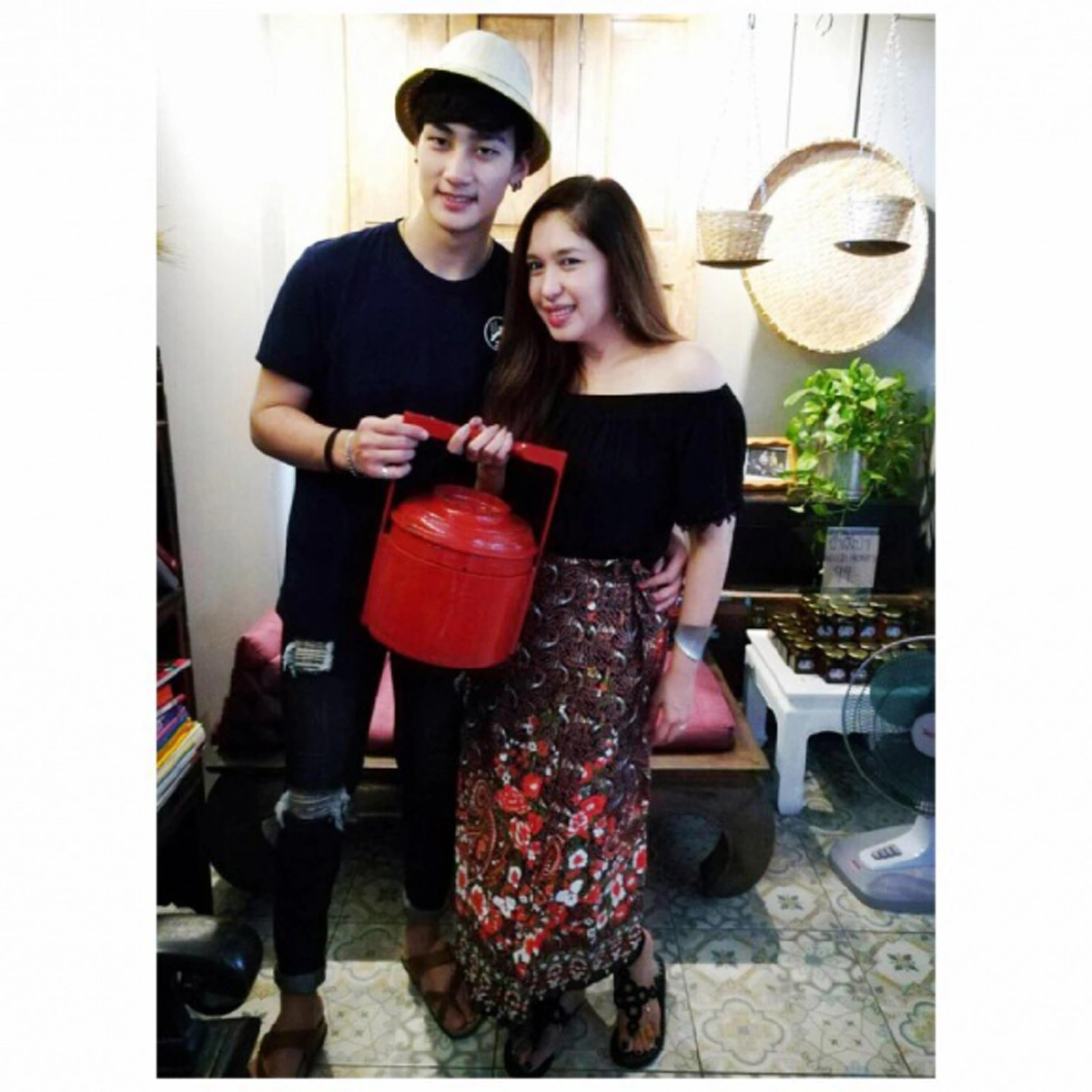 งานนี้.."แม่เดือดสุดๆ"!!!  "เอ้ ชุติมา" ตอกกลับเกรียนคีย์บอร์ดหลังโดนแซะ เปิดตัวคบแฟนหนุ่มรุ่นลูก เชือดนิ่มๆเเต่สะดุ้งทั้งไทม์ไลน์!??