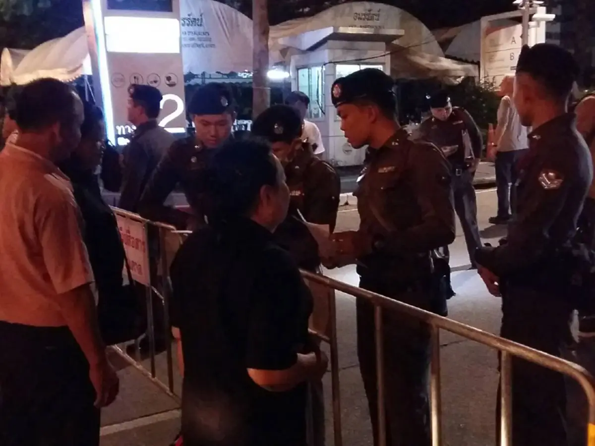 วันนี้ชี้ชะตา!! บรรยากาศโดยรอบศาลฎีกา วันนัดฟังคำพิพากษา ในคดีทุจริตจำนำข้าว มวลชนเริ่มทยอยให้กำลังใจ "ยิ่งลักษณ์" ขณะ จนท.คุมเข้ม