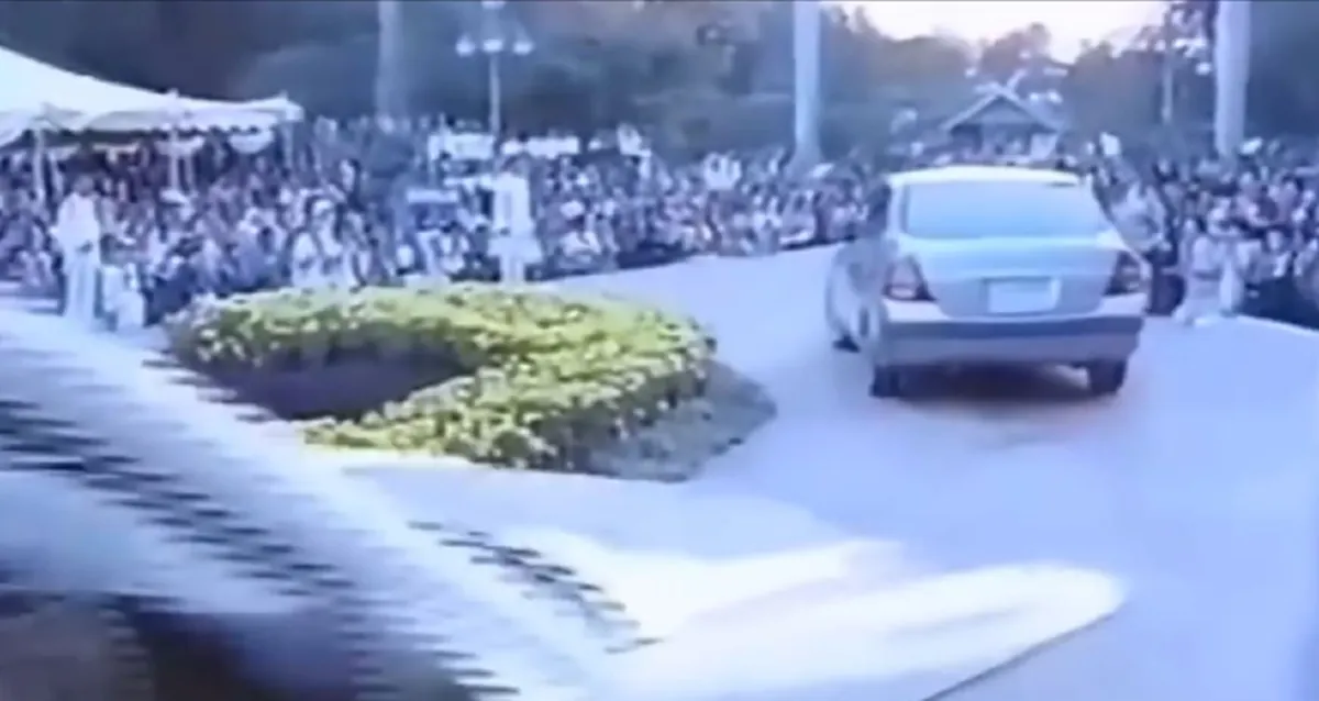 หาชมยาก!! ย้อนชมเหตุการณ์ ครั้น "ในหลวง ร.9" ทรงขับรถยนต์พระที่นั่ง ด้วยพระองค์ !! (คลิป)