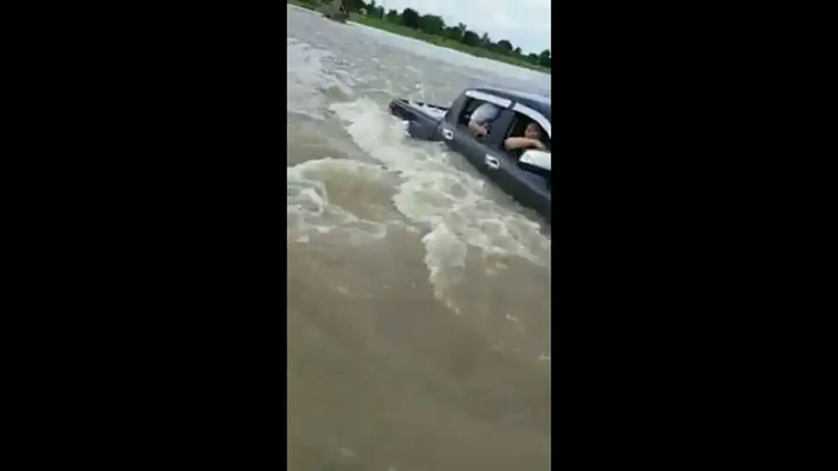 นาทีชีวิต!...จะทำบุญเเต่มีอุปสรรค กระบะขนของ-ช่วยน้ำท่วม โดนน้ำซัด!!(เจอดี-มีคลิป)