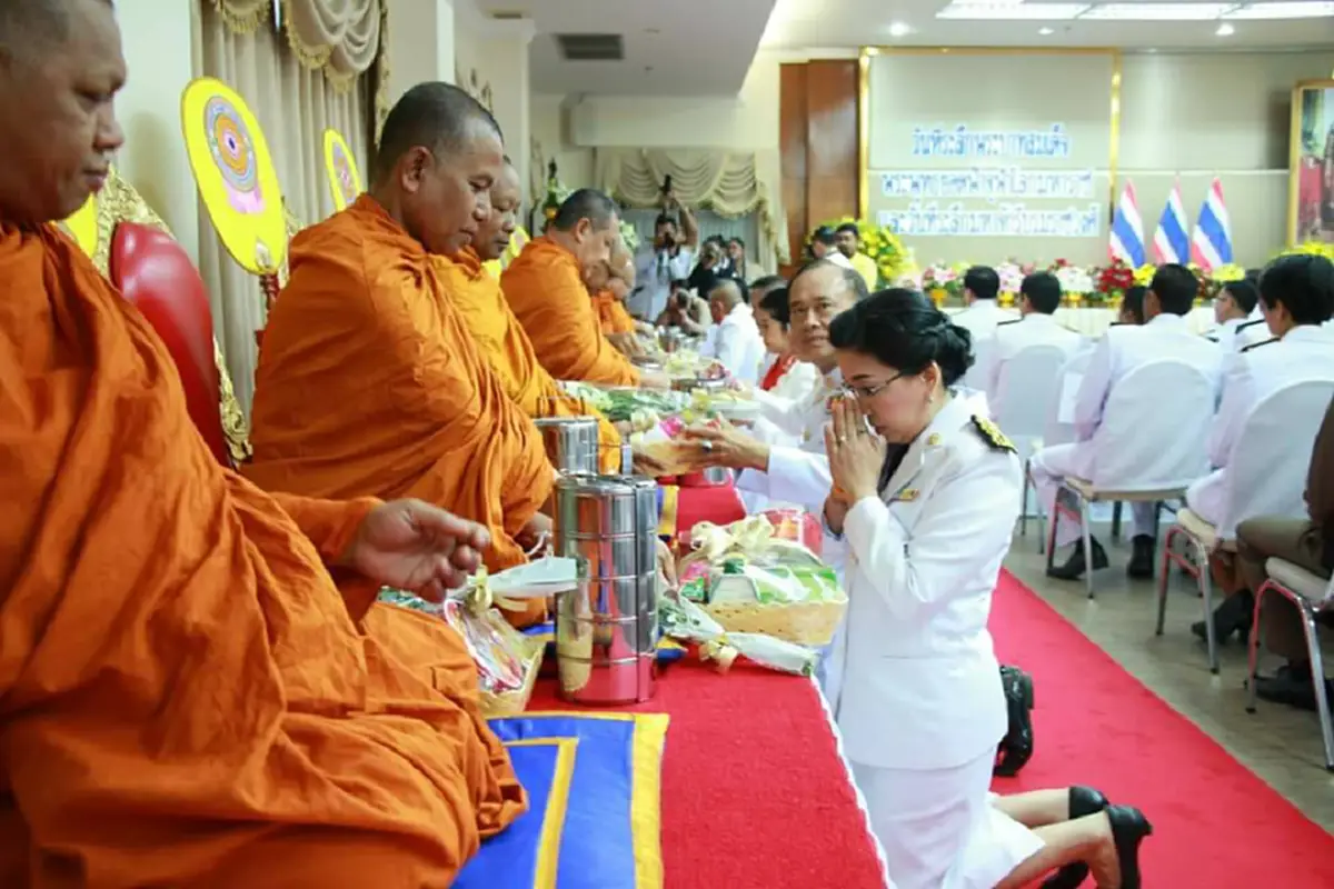 ข้าราชการและประชาชนจังหวัดสุราษฎร์ธานีพร้อมใจร่วมพิธีพลีกรรมตักน้ำจากแหล่งน้ำศักดิ์สิทธิ์