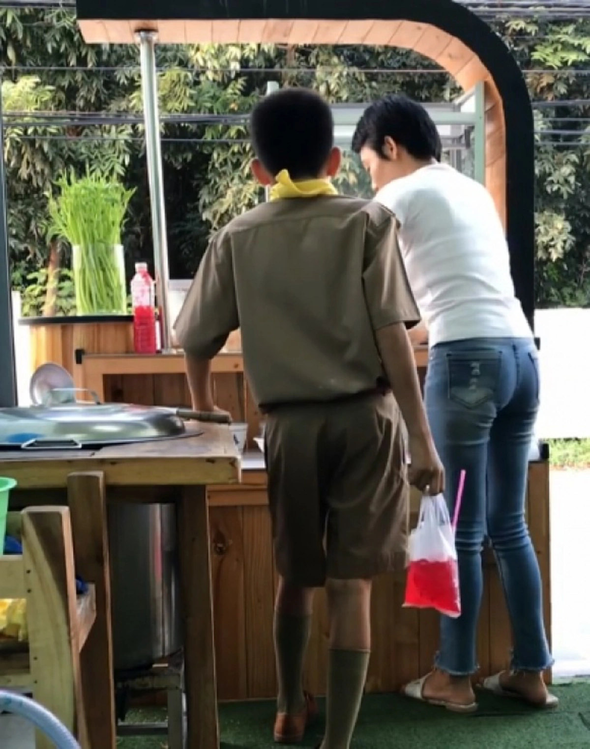 ชีวิตพลิกสุดขั้ว!! เปิดภาพตัวแม่ "แม็กซิม"  ลาวงการ บวชชีพราหมณ์ ล่าสุด แขวนเต้า!!   ขายก๋วยเตี๋ยวเลี้ยงลูกๆ     (ชมภาพ)  
