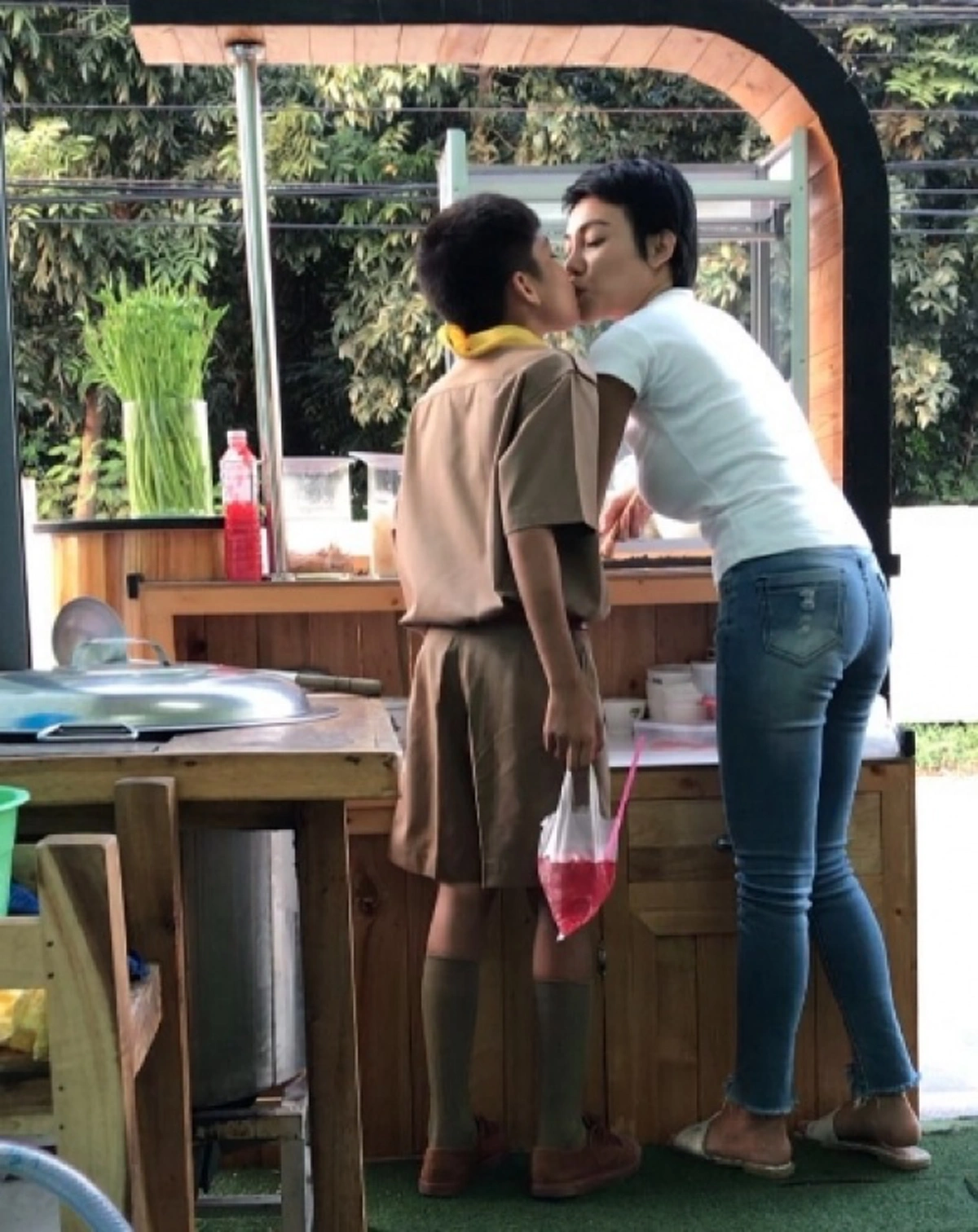 ชีวิตพลิกสุดขั้ว!! เปิดภาพตัวแม่ "แม็กซิม"  ลาวงการ บวชชีพราหมณ์ ล่าสุด แขวนเต้า!!   ขายก๋วยเตี๋ยวเลี้ยงลูกๆ     (ชมภาพ)  