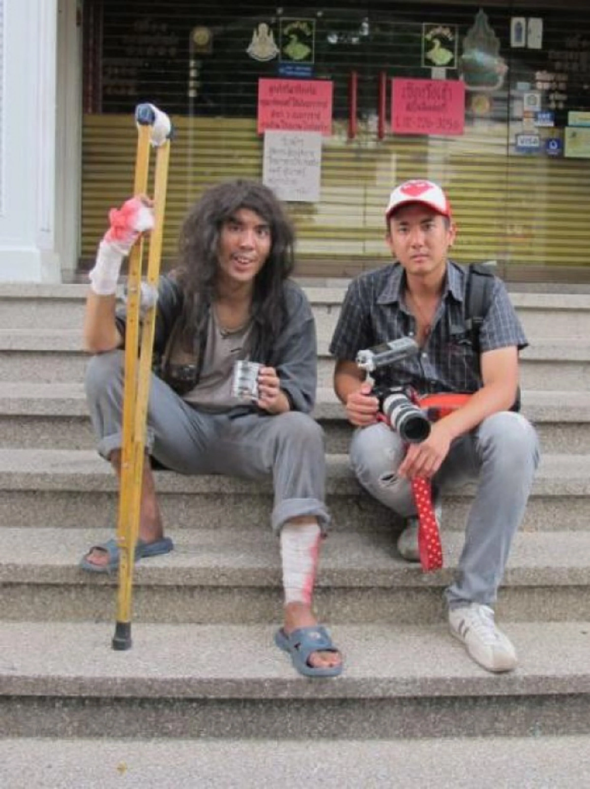 *ขยี้ตาแทบพัง!!!  เมื่อ "พระเอกดัง" ปลอมตัวเป็นขอทาน เพื่อสัมผัสชีวิตจริงคนจรจัด เนียนเกินจนหลายคนจำไม่ได้!!!