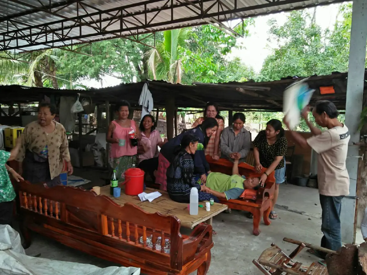 โคตร มหาเฮง!! “2ลุง-ป้า” ชาวร้อยเอ็ด ดวงเฮง ถูกลอตเตอรี่รางวัลที่1คนละ 6 คู่ 2 คู่ - รางวัลข้างเคียงอีก 1 คู่ รับทรัพย์อื้อ 18 ล้าน!!