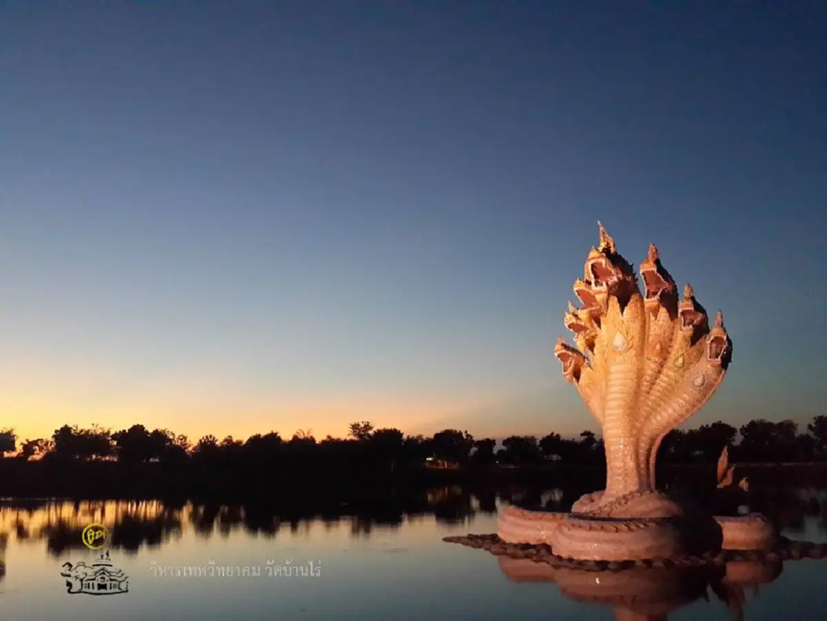 อัศจรรย์สุดๆ!! ความงดงามของ พญานาค 7 เศียร แห่งวัดบ้านไร่ พร้อมเรื่องเล่าสุดปาฎิหารย์ หลังจากที่หลวงพ่อคูณโยนลูกแก้วทั้ง 7 สีลงในน้ำ!