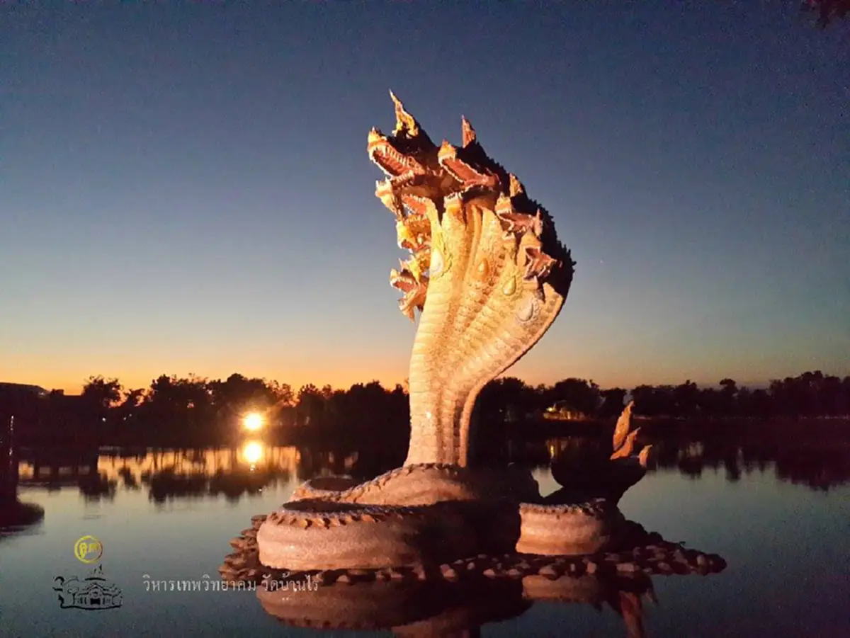 อัศจรรย์สุดๆ!! ความงดงามของ พญานาค 7 เศียร แห่งวัดบ้านไร่ พร้อมเรื่องเล่าสุดปาฎิหารย์ หลังจากที่หลวงพ่อคูณโยนลูกแก้วทั้ง 7 สีลงในน้ำ!