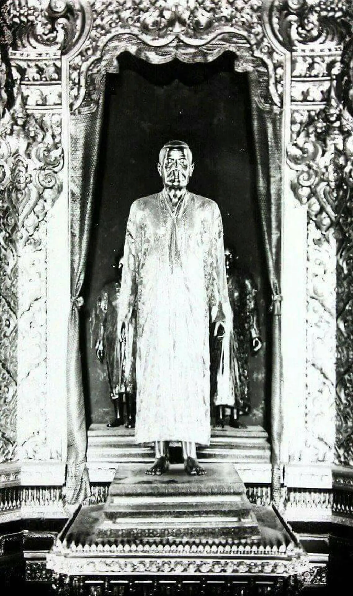 ทวงถามสมบัติชาติ!! "ฉลองพระองค์ครุย" รัชกาลที่ ๑-๒-๓ ที่หายสาบสูญไปในยุค คณะราษฎร ครองเมือง ...