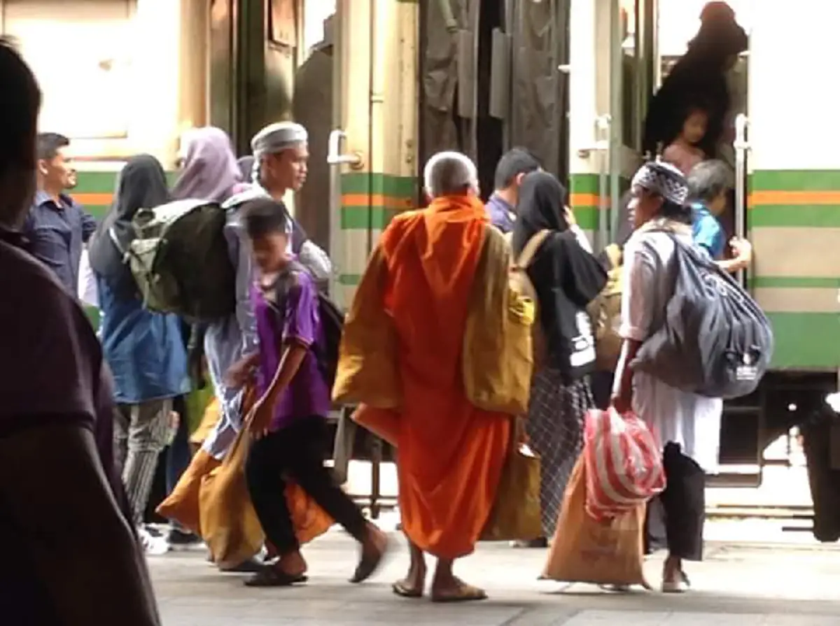 เหมาะสมหรือไม่ ?? เมื่อฝรั่งหัวทอง สะพายย่ามพระในต่างแดน ??!! ชาวเน็ตแห่คอมเม้นเพียบ (ภาพชุด)