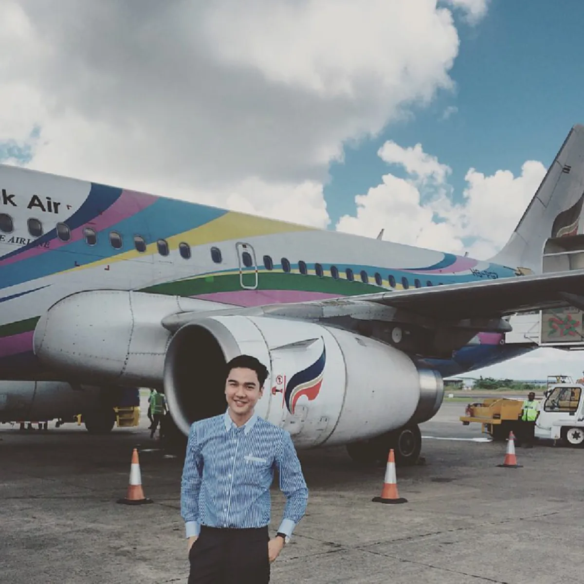 รักพี่เสียดายน้อง !! "สจ๊วตหนุ่ม" สายการบินดัง ที่จริงเป็นพี่ชายแท้ๆของนักเตะแข้งทอง "เมสซี่เจ" !! งานนี้สาวๆแห่กรี๊ดเครื่องบินแทบแตก ?(ภาพ)