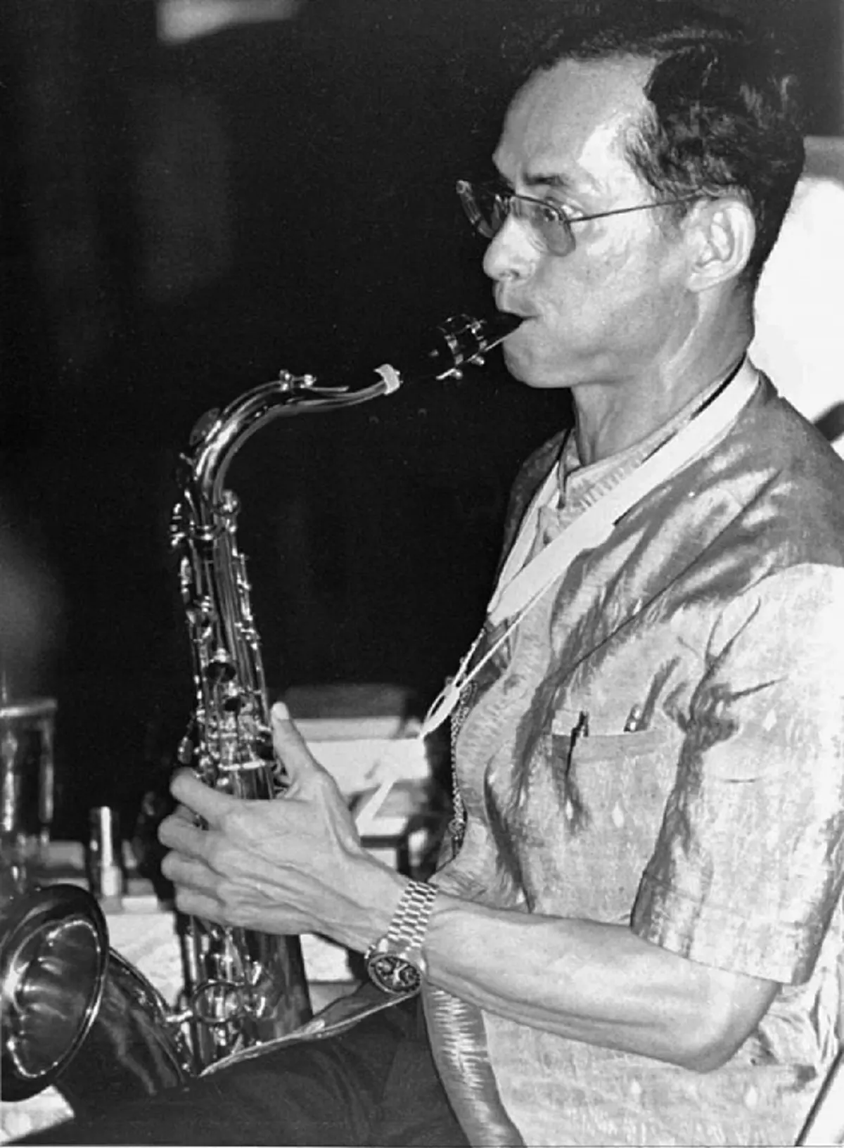 แชร์เก็บไว้ในความทรงจำ ภาพพระบรมฉายาลักษณ์ของ "ในหลวงรัชกาลที่๙" ที่หาดูได้ยาก (ภาพชุด)