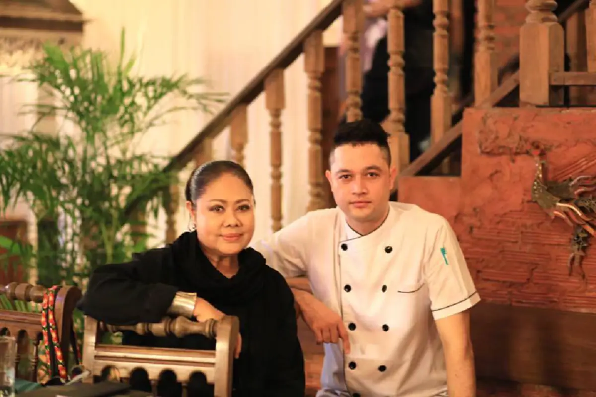 ช็อกวงการ!! นี่หรือ?  "ลานนา" อดีตนักร้องดัง จู่ๆเงียบหายทิ้งไมค์ หนีมาอยู่กับหนุ่มรูปหล่อ? ดีกรีทายาทคนใหญ่โตแห่งล้านนา!!