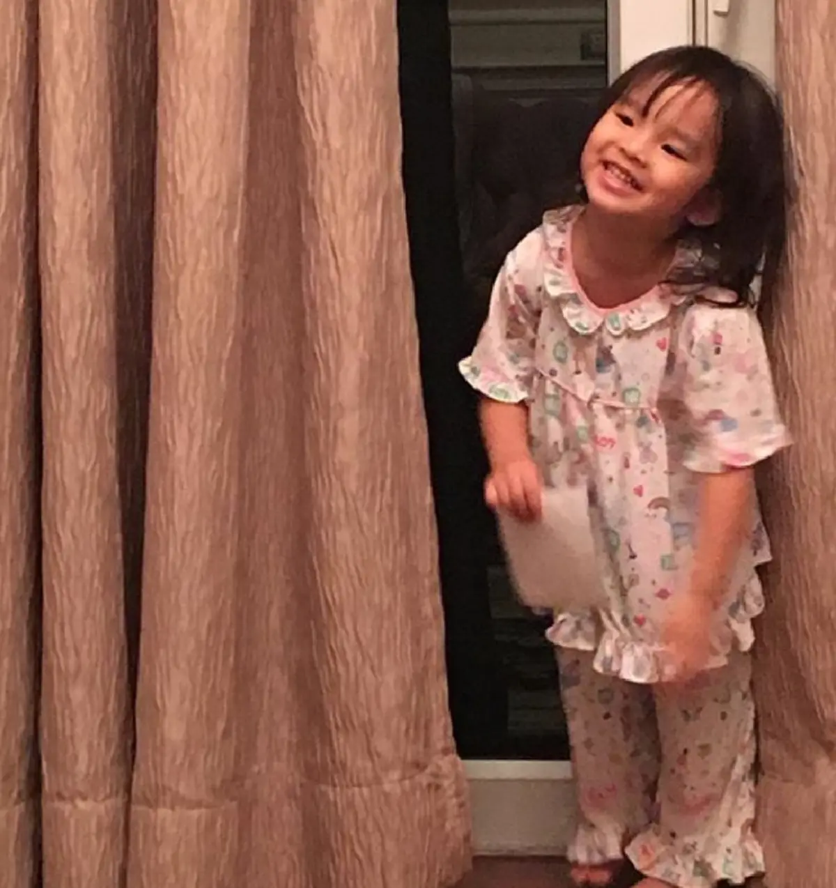 ดีต่อใจเวอร์ๆ!! เมื่อ "สงกรานต์" เอ่ยปากชมน้องปีใหม่ว่ามีมารยาทงาม แถมแซว "แอฟ " ด้วยข้อความซึ้งกินใจ งานนี้ทำแฟนคลับเฮลั่น!? (มีคลิป)