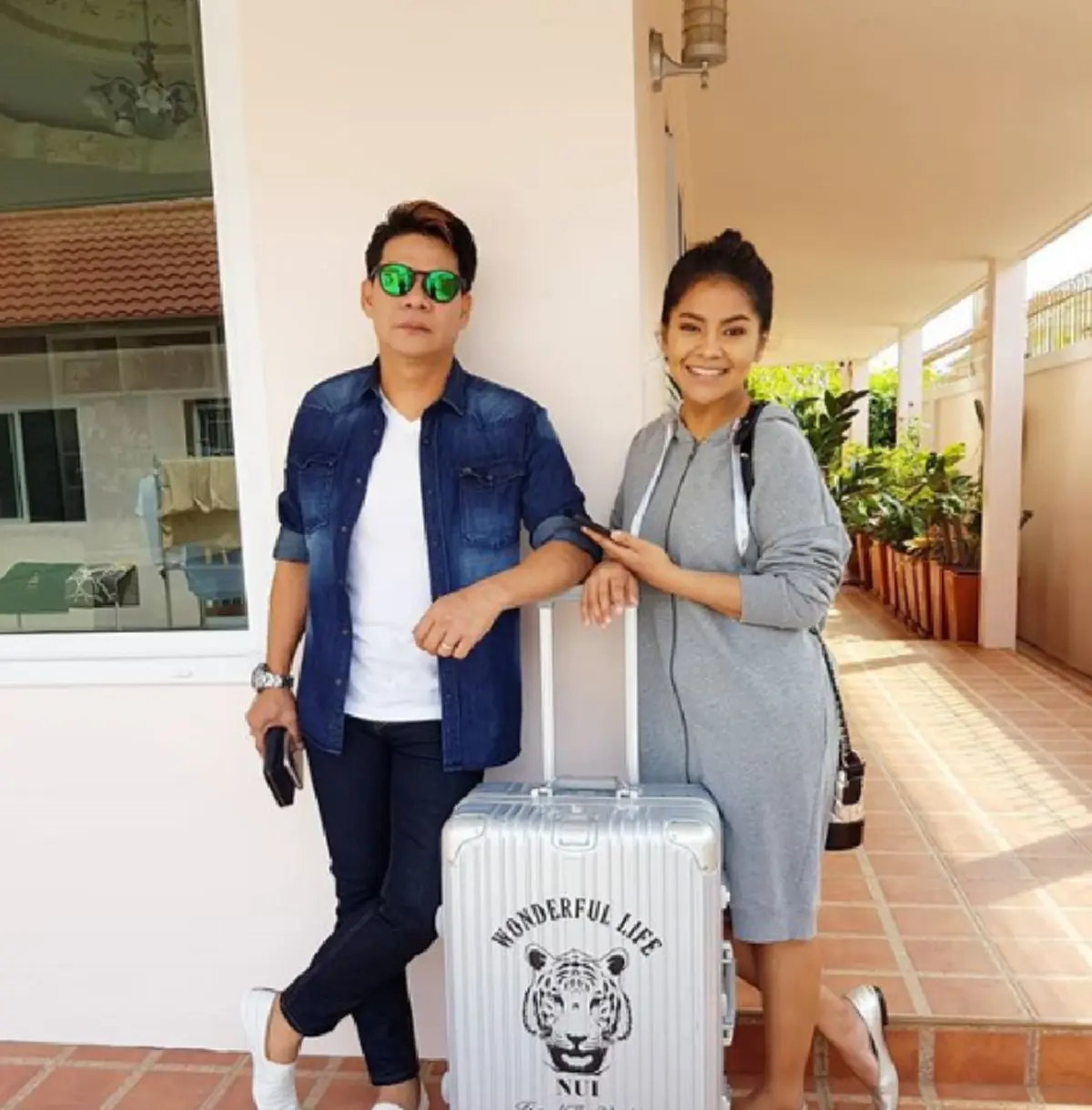 ล้วงลึกชีวิตคู่!!! "นุ้ย เชิญยิ้ม" เบื้องหน้าโดนแซ็วเป็นตลกเจ้าชู้ แต่ความจริงพลิกล็อคสุดๆ ถึงขั้นงัดหลักฐานเด็ดมาโชว์ ผมรักเมียยิ่งชีพ!?