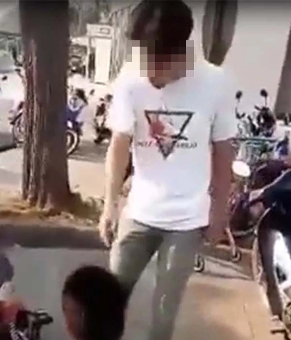 ถูกต้องไหม? หนุ่มเดือด ถูกขโมยมอเตอร์ไซค์ จับได้ ตบสั่งสอน-สั่งถอดกางเกง แต่กลับถูกต่อว่า? (คลิป)