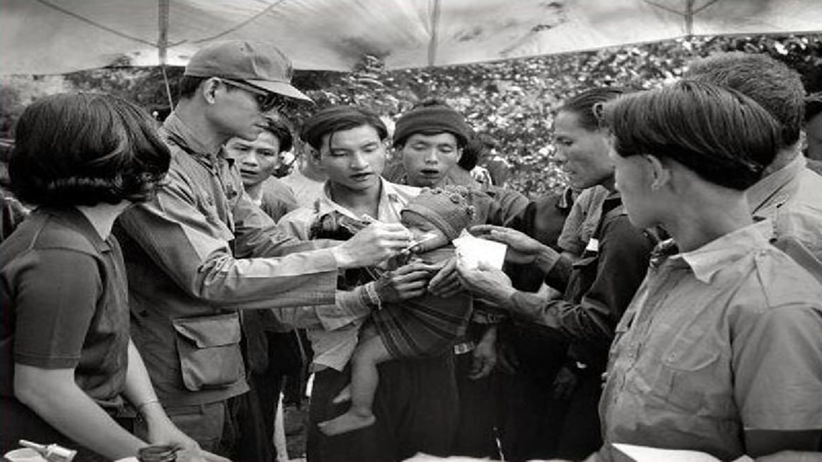 ในหลวง ร.๙ ทรงรักประชาชนจนไม่เกินจะกล่าวว่า "การรักผู้อื่นยิ่งกว่าชีวิตของตนเองนั้น...ยิ่งใหญ่อย่างไรและเพียงไหน” 