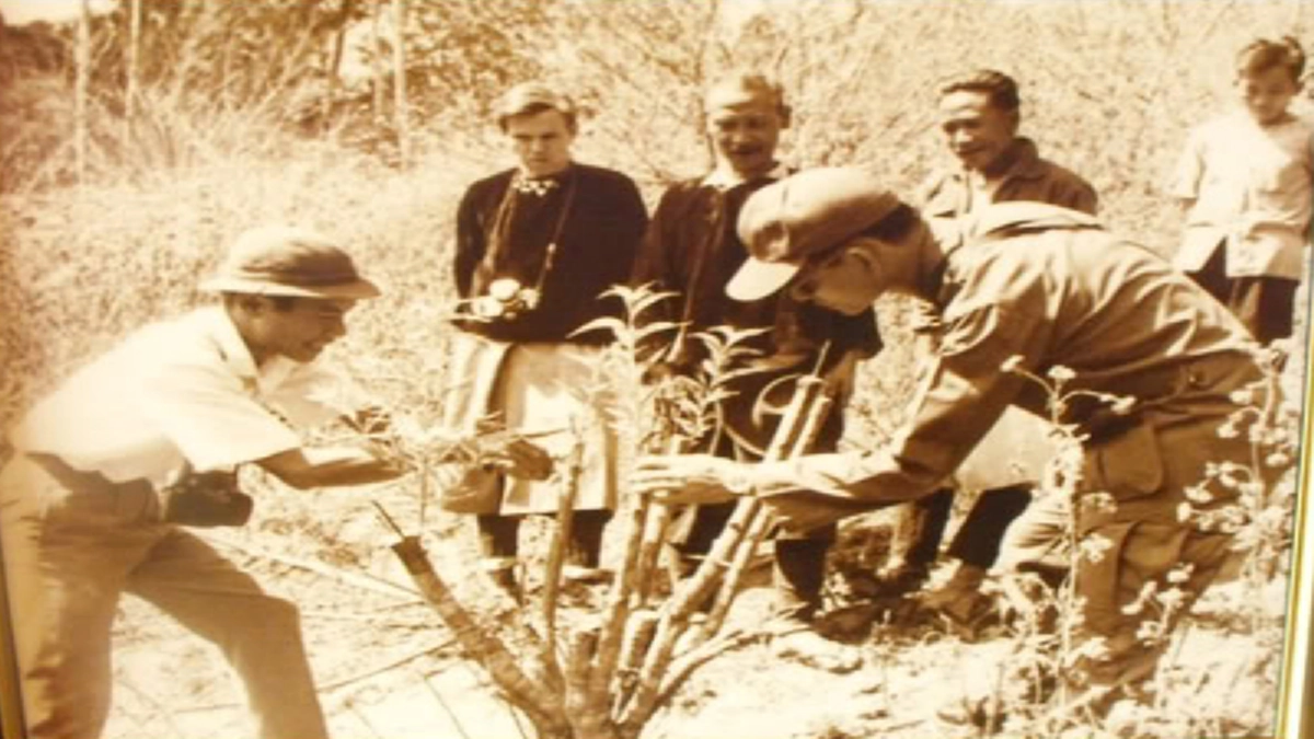 ในหลวง ร.๙ ทรงรักประชาชนจนไม่เกินจะกล่าวว่า "การรักผู้อื่นยิ่งกว่าชีวิตของตนเองนั้น...ยิ่งใหญ่อย่างไรและเพียงไหน” 