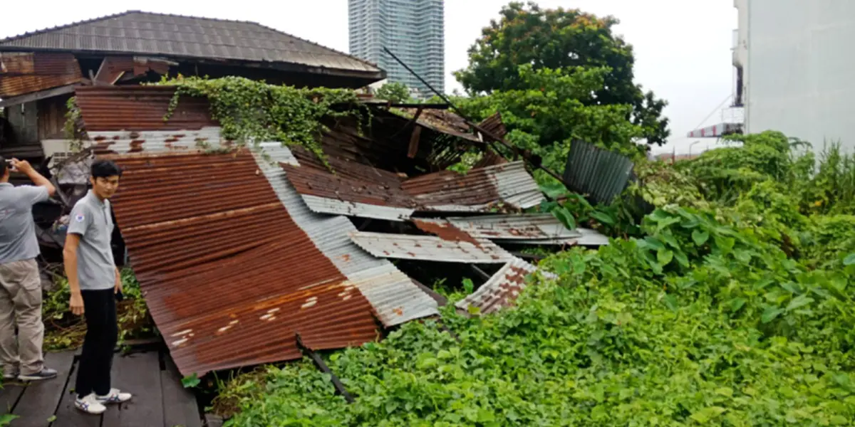 บ้านถล่มคนติดภายใน