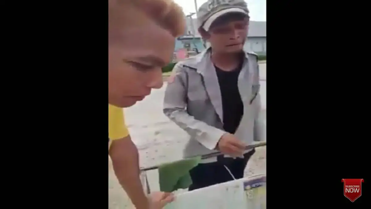หนุ่มใจบุญทนไม่ไหว.....ขับรถผ่านเห็นคนพิการเข็นรถเก็บของเก่าล้อรถพังๆอย่างนี่ต้องถอย!!