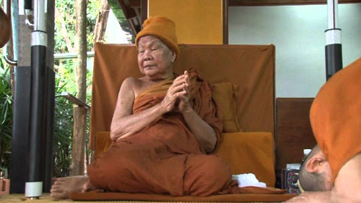 หลวงปู่ลี กุสลธโร! ‘พระอริยเจ้าผู้เป็นดั่งเศรษฐีในทางธรรม’ อดีตชาติเป็นช้าง และสุนัขรับใช้หลวงตามหาบัวมาก่อน ชาตินี้จึงได้รับใช้ใกล้ชิด