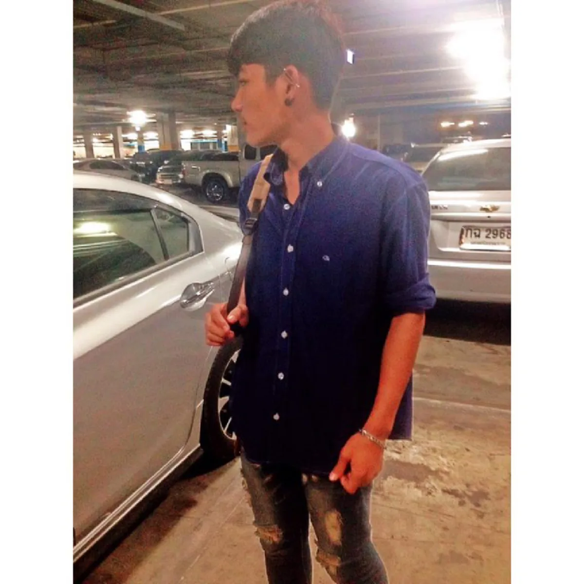 ***ชาวเน็ตแห่แชร์รัวๆ !! "พ่อค้าขายแมลงทอด" หล่อเวอร์ แซบจนอยากเหมากลับบ้าน งานนี้ทำเอาชะนีเก้งกวางถึงกับใจเต้นระรัว !? (คลิป)