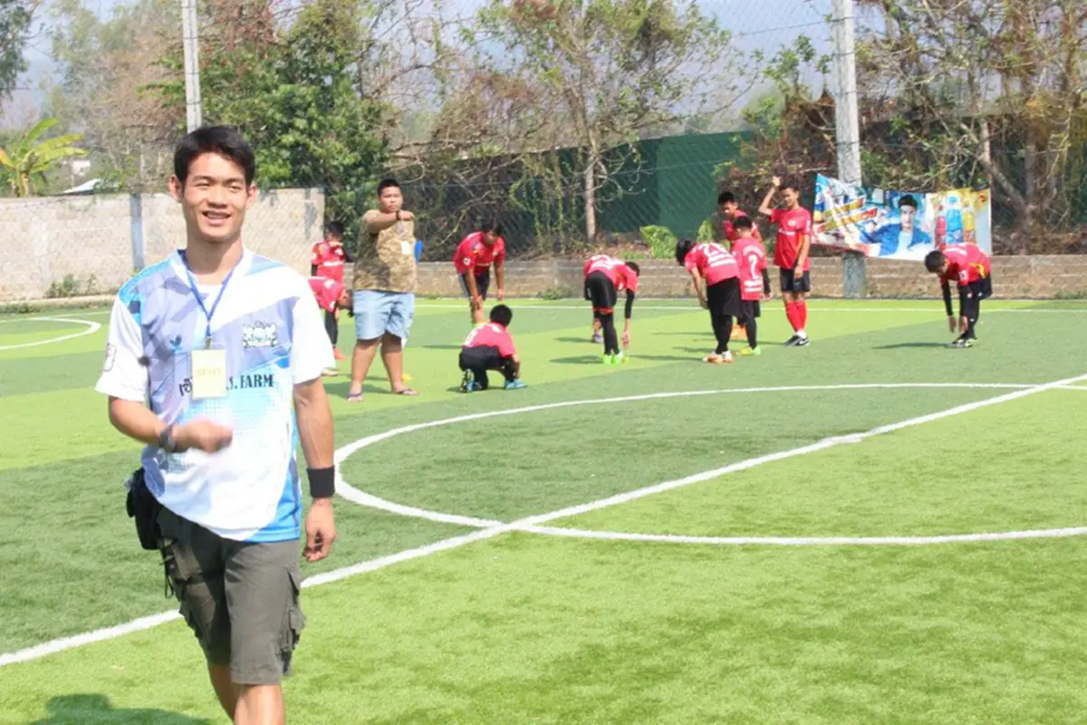 *ฮีโร่ตัวจริง!!! ส่องภาพชีวิต "โค้ชเอก" ผู้อยู่เบื้องหลังและเคียงข้าง "ทีมหมูป่า" ที่สละได้ทุกอย่าง เพื่อให้น้องรอด!!!