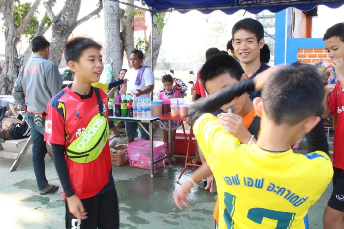 *ฮีโร่ตัวจริง!!! ส่องภาพชีวิต "โค้ชเอก" ผู้อยู่เบื้องหลังและเคียงข้าง "ทีมหมูป่า" ที่สละได้ทุกอย่าง เพื่อให้น้องรอด!!!