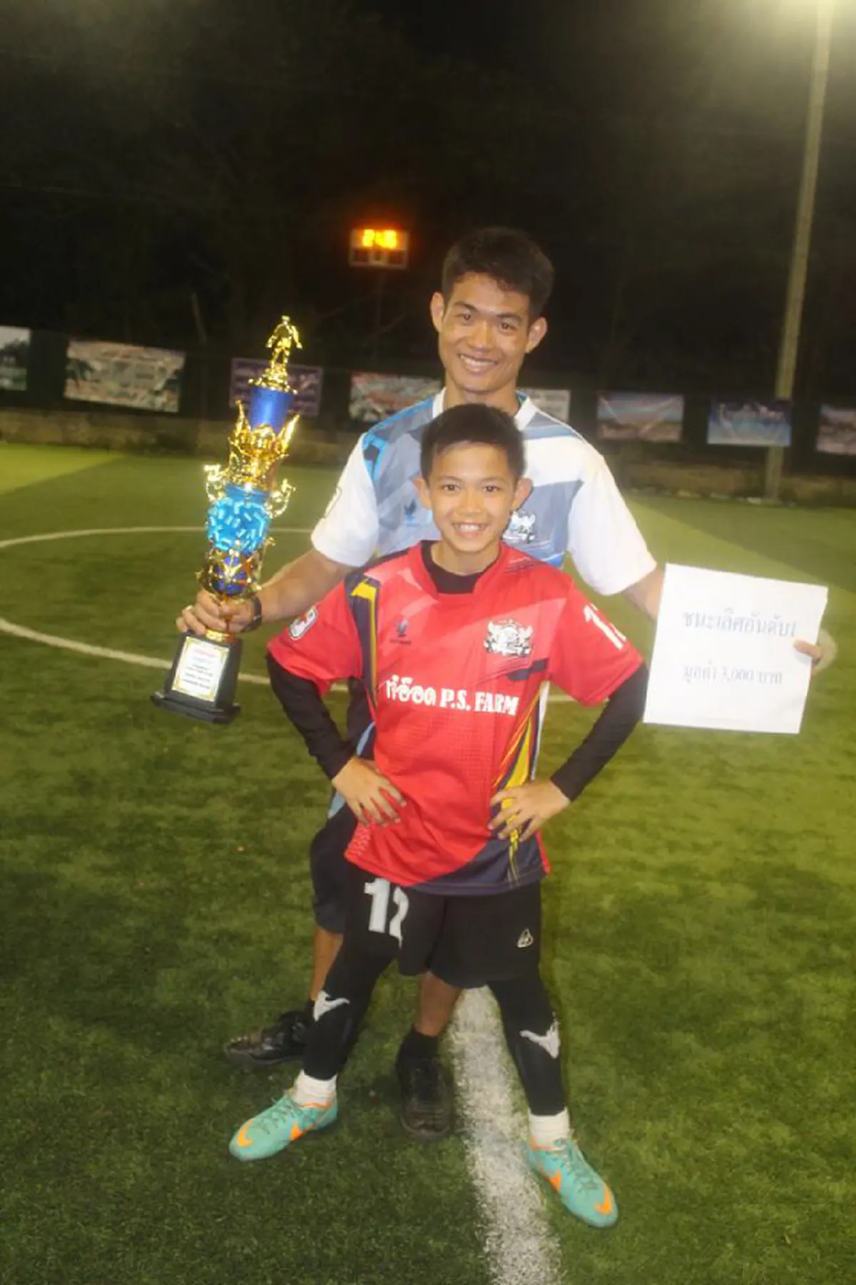 *ฮีโร่ตัวจริง!!! ส่องภาพชีวิต "โค้ชเอก" ผู้อยู่เบื้องหลังและเคียงข้าง "ทีมหมูป่า" ที่สละได้ทุกอย่าง เพื่อให้น้องรอด!!!