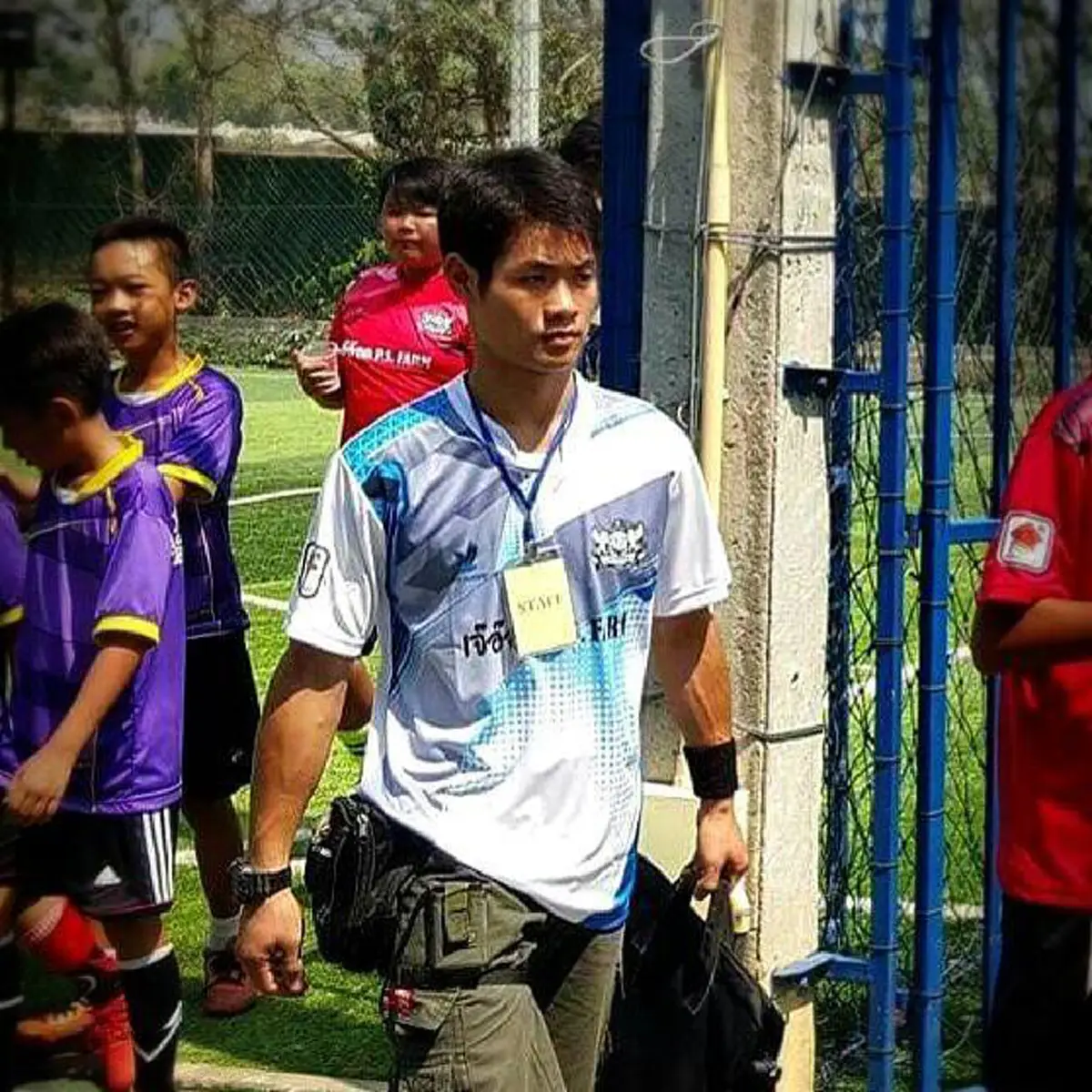 *ฮีโร่ตัวจริง!!! ส่องภาพชีวิต "โค้ชเอก" ผู้อยู่เบื้องหลังและเคียงข้าง "ทีมหมูป่า" ที่สละได้ทุกอย่าง เพื่อให้น้องรอด!!!